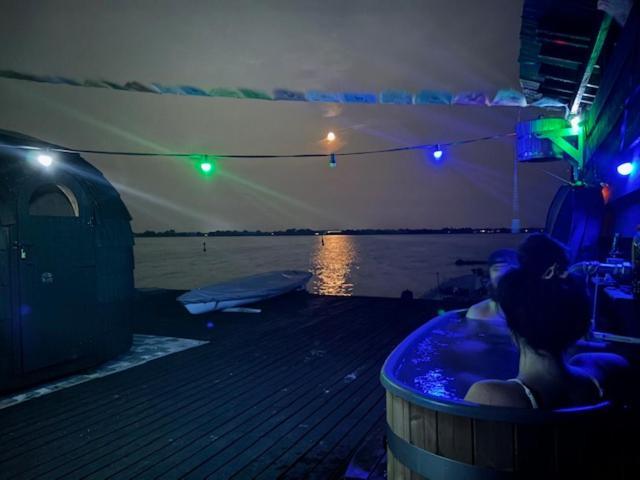 Botel Houseboot Kingfisher, View *